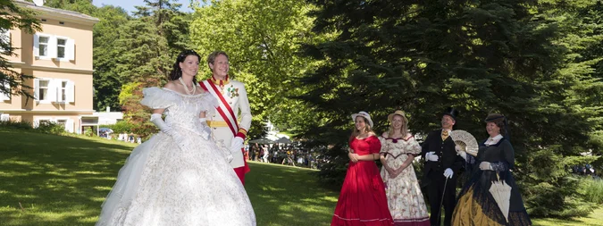 Das Kaiserpaar mit Adeligen beim Biedermeierfest im Kurpark Bad Gleichenberg