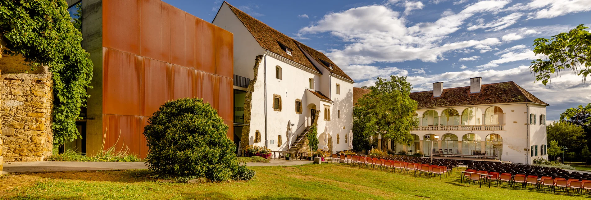Schloss Hartberg im Sommer mit Bühne | © TV Oststeiermark | Wolfgang Spekner
