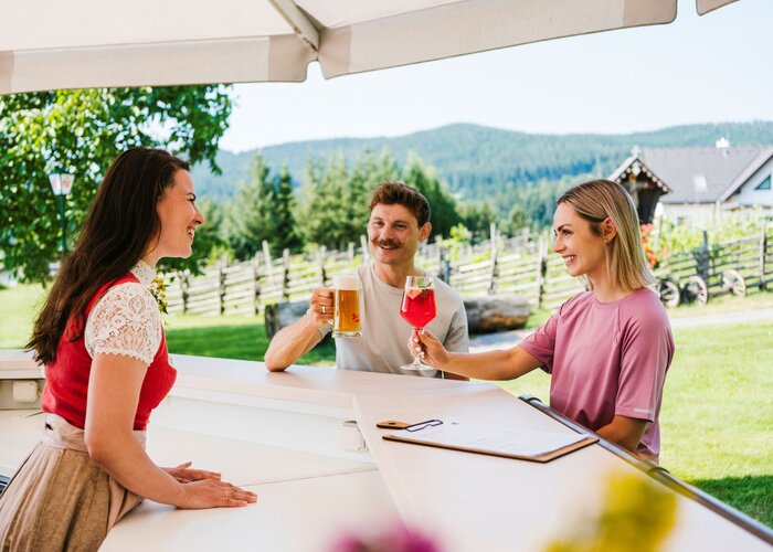 Erfrischende Getränke bei einer Rast auf der Bratl-Alm | © Oststeiermark Tourismus | Supersusi.com