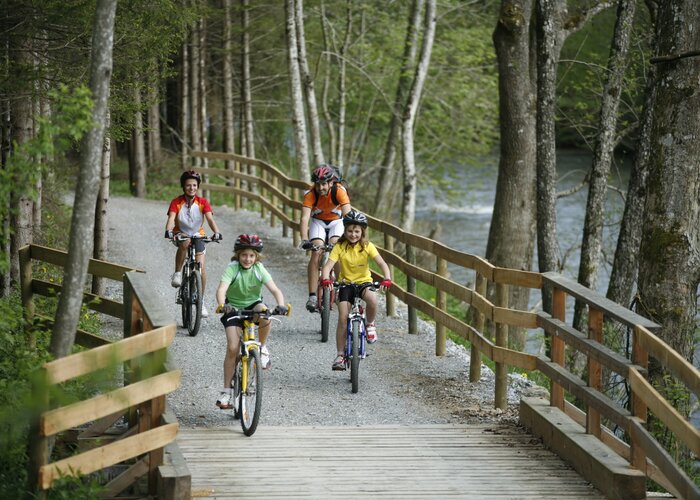 Radfahren mit der Familie in der Feistritzklamm in der Oststeiermark | © TV Oststeiermark | Maria Rauchenberger