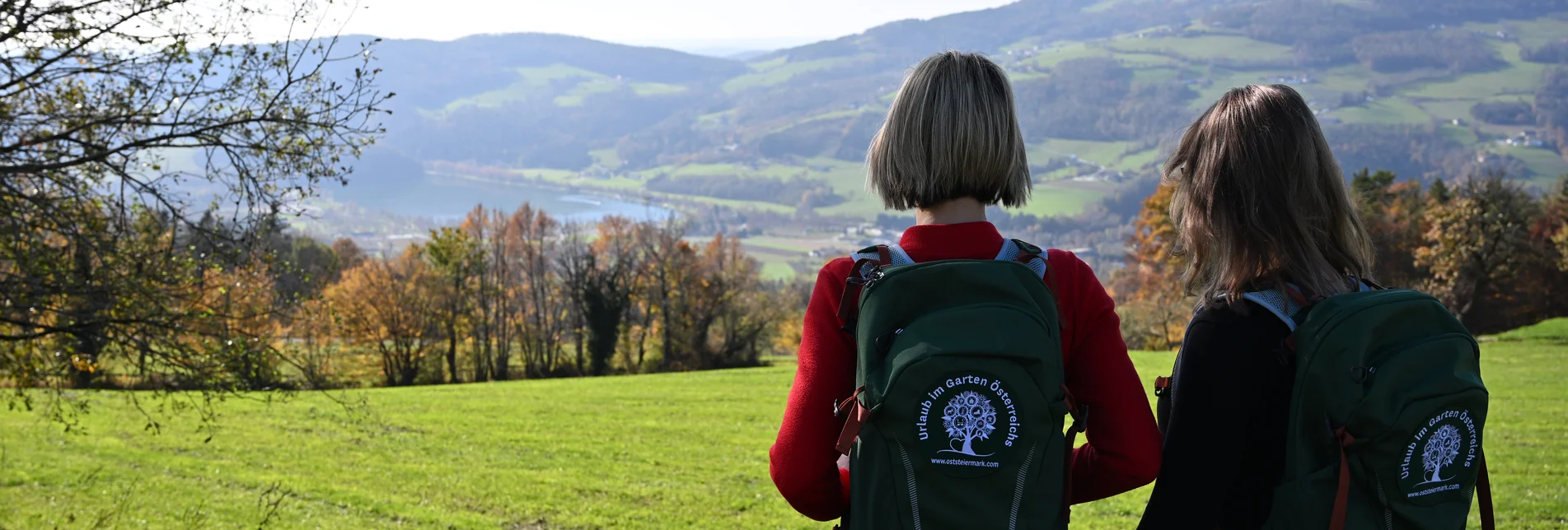 Hiking through the autumnal Apfelland-Stubenbergsee region with a view of Lake Stubenbergsee | © 
Oststeiermark Tourismus | Stefan Schindler