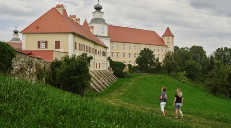 Spazieren beim Augustiner Choherrenstift in Vorau in der Oststeiermark | ©  Oststeiermark Tourismus | Lang-Bichl - RKP