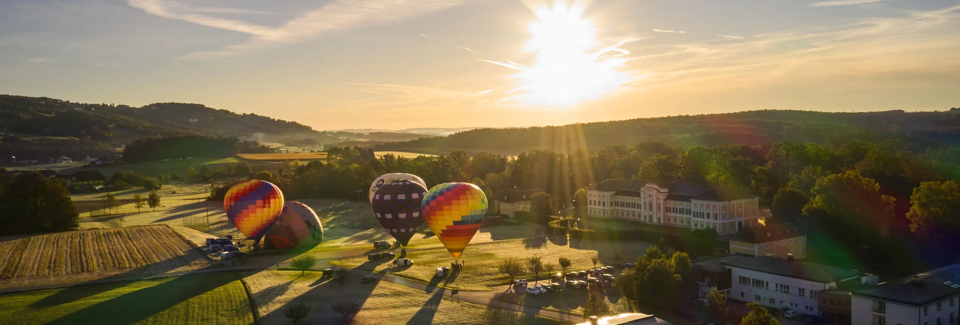 Hot air balloons at Schielleiten Castle in Eastern Styria | © Oststeiermark Tourismus | Lang-Bichl - RKP