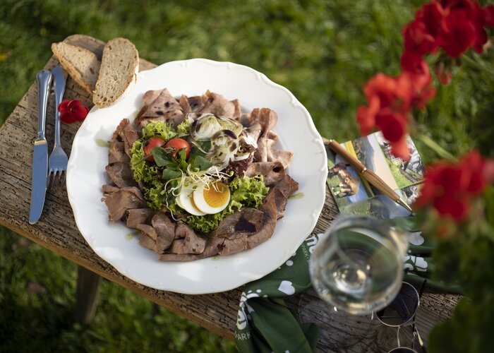 Rindfleischsalat beim Buschenschank in der Oststeiermark | © TV Oststeiermark | Bernhard Bergmann