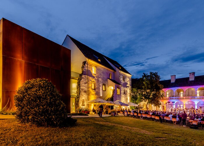 Beeindruckende Abendkulisse bei der Schlosshofserenade in Hartberg | ©  Oststeiermark Tourismus | Wolfgang Spekner