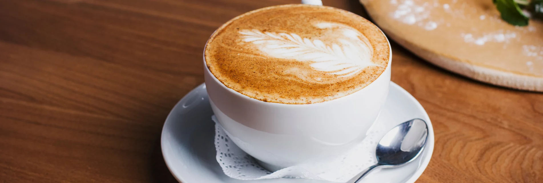 The Cup of cappuccino and Apple strudel on the wooden background | © TV Südsteiermark | Adobe Stock