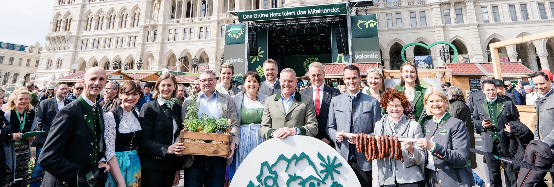 von links: Landesrat Willibald Ehrenhöfer, ÖW-GF Astrid Steharnig-Staudinger, Staatssekretärin Barbara Eibinger-Miedl, Staatssekretär Jörg Leichtfried, Dachsteinhoheit, LH-Vize Manuela Khom, STG-GF Michael Feiertag, LH Mario Kunasek, Landtagspräsident Wien Ernst Woller, Landesrat Stefan Hermann, Narzissenhoheit, Staatssekretärin Elisabeth Zehetner, Weinhoheit, Verteidigungsministerin Klaudia Tanner | © STG | Michaela Lorber von links: Landesrat Willibald Ehrenhöfer, ÖW-GF Astrid Steharnig-Staudinger, Staatssekretärin Barbara Eibinger-Miedl, Staatssekretär Jörg Leichtfried, Dachsteinhoheit, LH-Vize Manuela Khom, STG-GF Michael Feiertag, LH Mario Kunasek, Landtagspräsident Wien Ernst Woller, Landesrat Stefan Hermann, Narzissenhoheit, Staatssekretärin Elisabeth Zehetner, Weinhoheit, Verteidigungsministerin Klaudia Tanner | © STG | Michaela Lorber