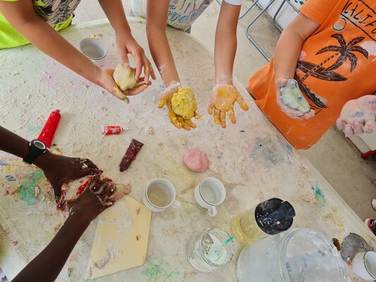 Schule am Bauerhof_Kinderhände_Oststeiermark