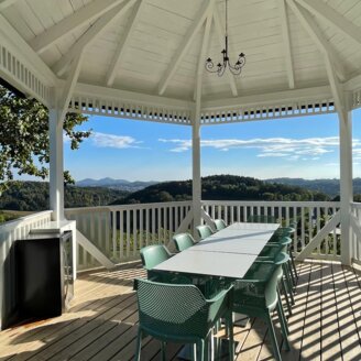 Cozy pavilion with a wonderful view | © Weingut Dietl