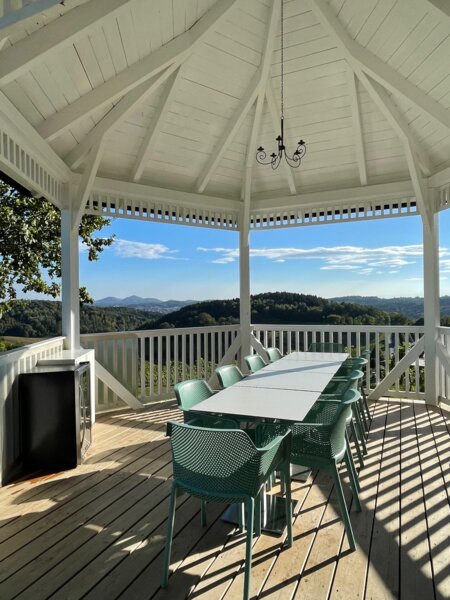 Cozy pavilion with a wonderful view | © Weingut Dietl