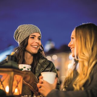 Adventmarkt mit Heißgetränk | © Graz Tourismus-Tom Lamm