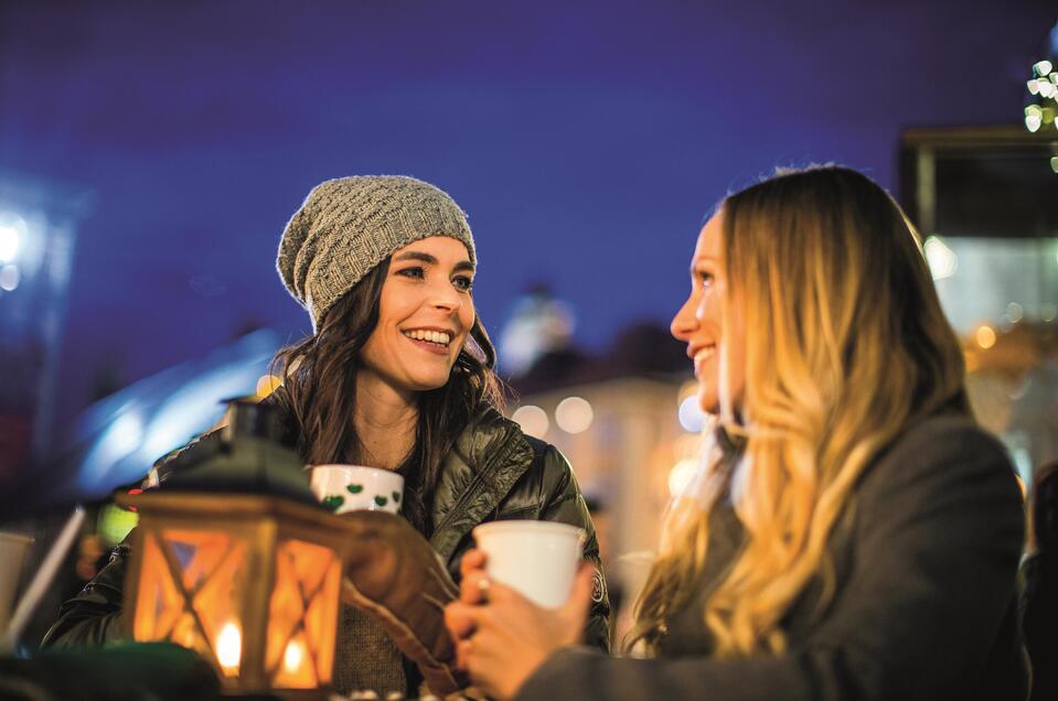 Adventmarkt mit Heißgetränk | © Graz Tourismus-Tom Lamm
