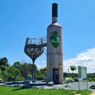 Walk-in wine bottle with wine glass | © Gemeinde Bad Loipersdorf