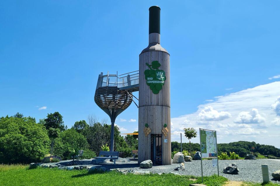 Begehbare Weinflasche mit Glas | © Gemeinde Bad Loipersdorf
