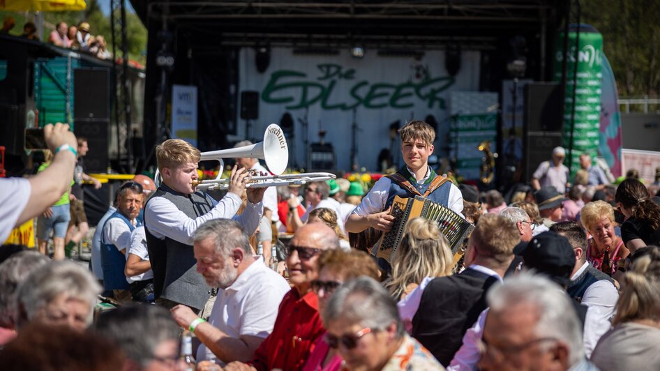Puplikum mit Musikanten_Oststeiermark | © Edlseer Alm BePo