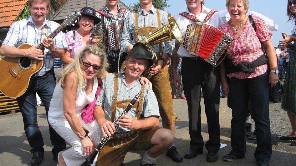 Für Stimmung sorgen verschiedene Musikgruppen