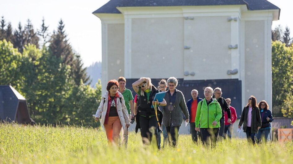 Gruppe bei der Sebastianikirche | © mariazell.blog