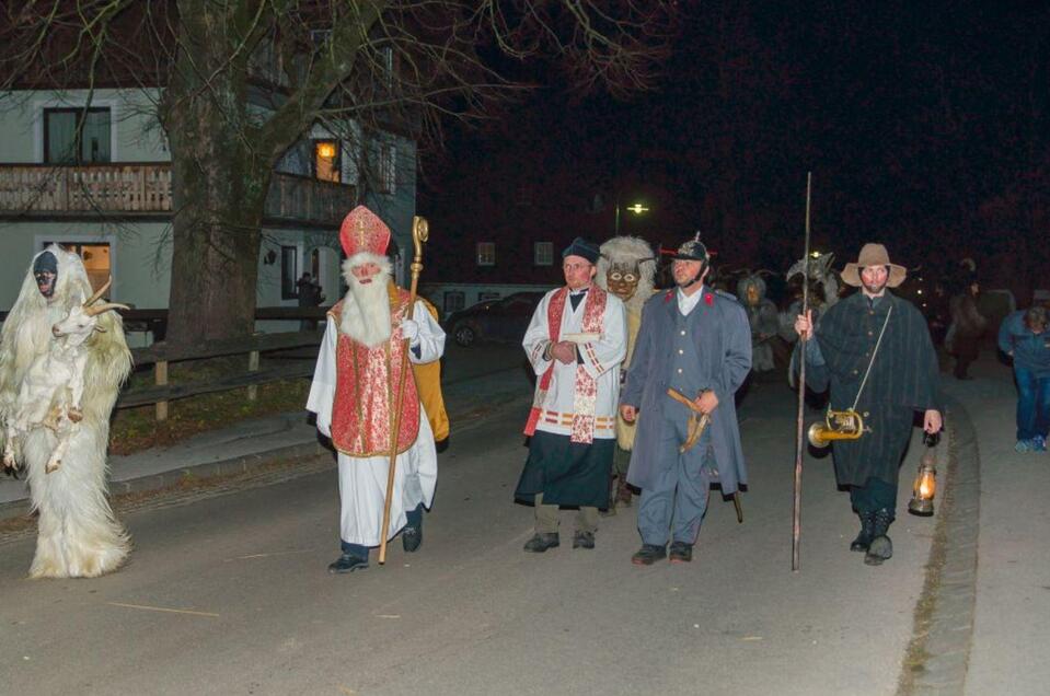 Krampusspiel der Nikologruppe Kumitz am Gemeindevorplatz in Pichl - Impression #1