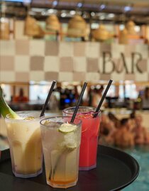 Enjoy cocktails in the thermal water | © Thermenresort Loipersdorf | Markus Trinkel | © Thermenresort Loipersdorf