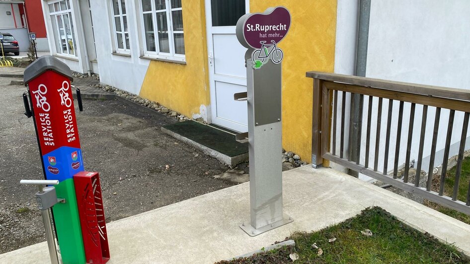 E_Bike_Ladestation_Rollsdorf_Oststeiermark | © Oststeiermark Tourismus