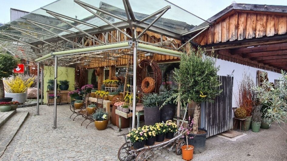 Reischenböck, Altaussee, Eingang Blumen | Stepahnie Bor | © Stepahnie Bor Reischenböck, Altaussee, Eingang Blumen | © Stepahnie Bor