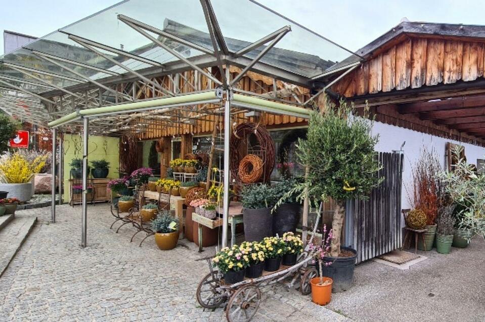 Reischenböck, Altaussee, Eingang Blumen | Stepahnie Bor | © Stepahnie Bor Gartengestaltung Reischenböck GmbH - Impression #1 | © Stepahnie Bor