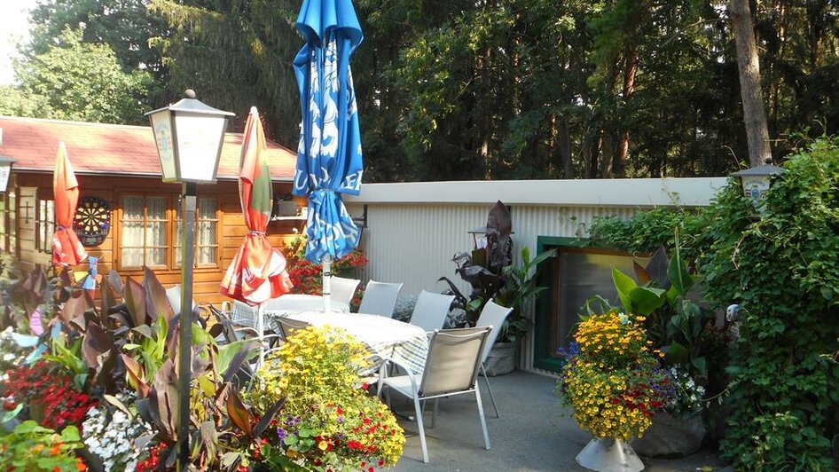 Gasthaus Derler_Gastgarten_Oststeiermark | © Gasthaus Derler
