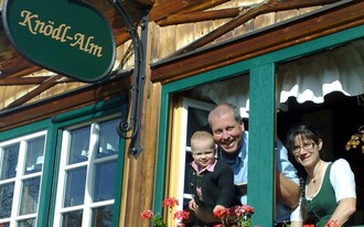 Toni, Fred and Sandra, the innkeepers | © Knödl-Alm