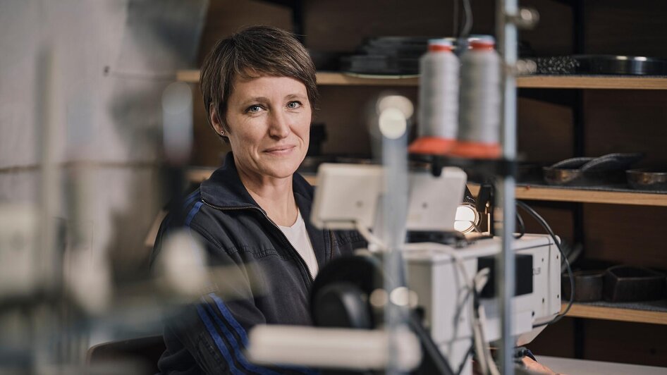 Julia Obenaus in der Filzwerkstatt