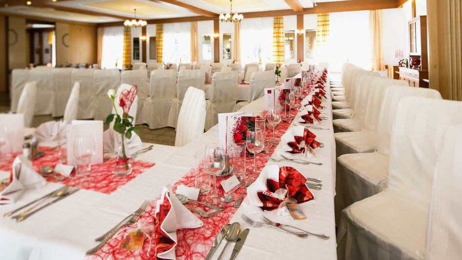 Hochzeitstafel im Hotel SCHILCHERLAND HOF1 | Günter Schaar | © Hotel & Restaurant SCHILCHERLAND HOF Hochzeitstafel im Hotel SCHILCHERLAND HOF1 | © Hotel & Restaurant SCHILCHERLAND HOF