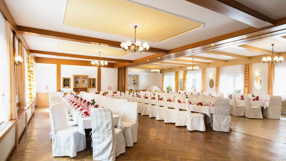 Hochzeitstafel im Hotel SCHILCHERLAND HOF | Günter Schaar | © Hotel & Restaurant SCHILCHERLAND HOF Hochzeitstafel im Hotel SCHILCHERLAND HOF | © Hotel & Restaurant SCHILCHERLAND HOF