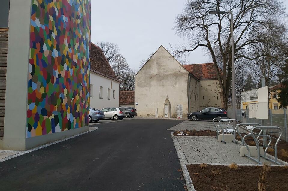 E-bike charging station at the colourful church tower/ Feldbach - Impression #1 | © Thermen- & Vulkanland