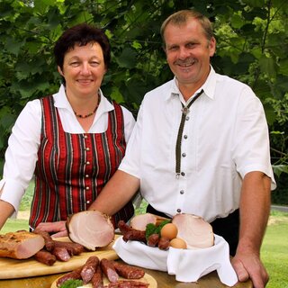 The Matzhold family with their products | © Buschenschank Matzhold