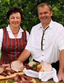 Familie Matzhold mit ihren Produkten | © Buschenschank Matzhold | © Buschenschank Matzhold