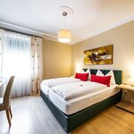 Photo of double room with bath tub, WC | © Hotel Hubertushof