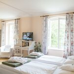 Photo of mit offnen Augen, Double room, shower, toilet, facing the garden | © Theresa Bentz