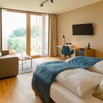 Photo of Weinreise, Double room, bath, toilet, facing the pool | © Karin Bergmann