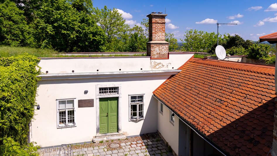 Das Cerrini-Schlössl mit grünem Eingang und Umgebung in Graz. | © Graz Tourismus - Harry Schiffer
