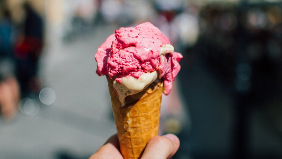 Frisch serviertes Erdbeereis auf Waffel in der Sonne.