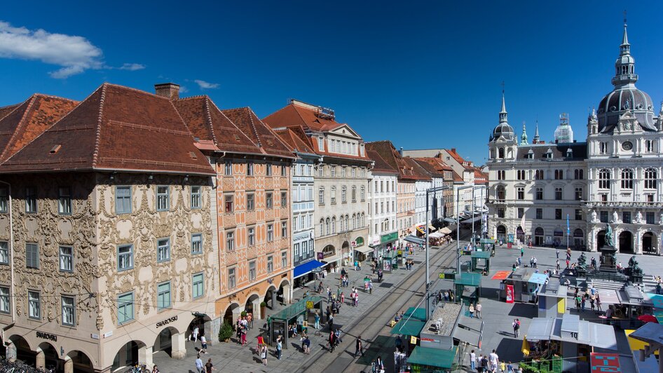 Der Grazer Hauptplatz mit Blick auf das Rathaus und die Herrengasse