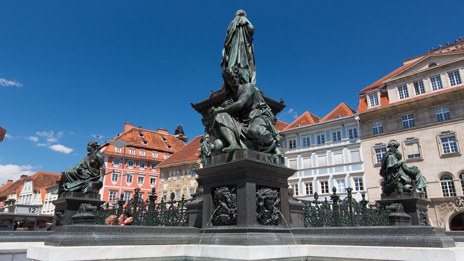 Der Grazer Hauptplatz mit Blick auf den Brunnen