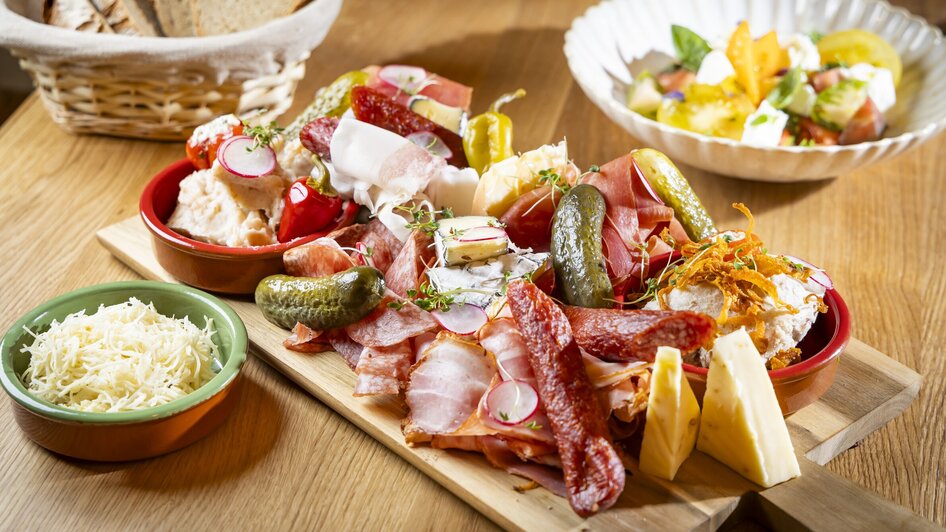 Ein köstliches Wurst- und Käsebrett mit Beilagen und Salat. | © Kaiser Greissler - Werner Krug