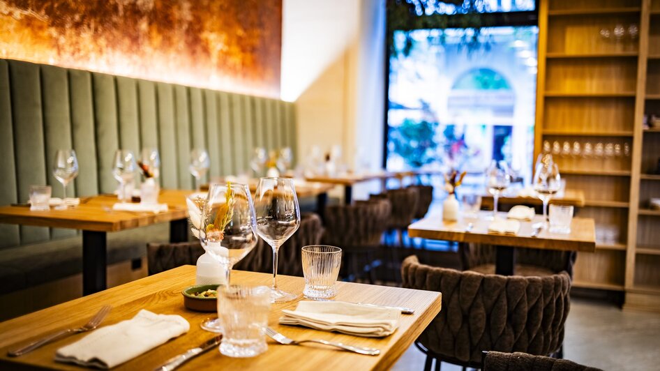 Elegantes Restaurantinterieur mit Tischen und Gläsern. | © Kaiser Greissler - Werner Krug
