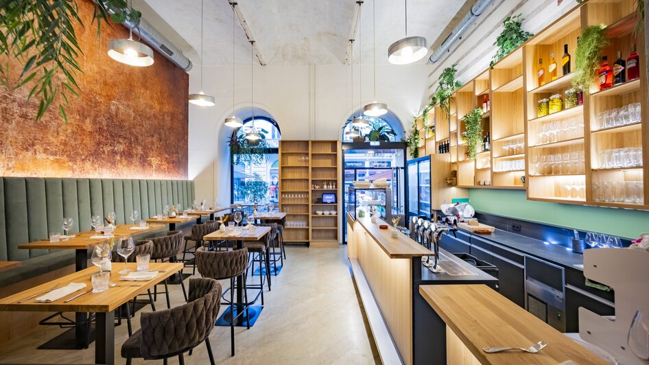 Modernes Restaurant mit Holzelementen und Pflanzen. | © Kaiser Greissler - Werner Krug