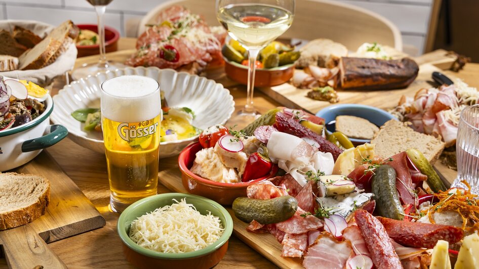 Ein reichhaltiges Buffet mit Fleisch, Käse, Bier und Wein. | © Kaiser Greissler - Werner Krug