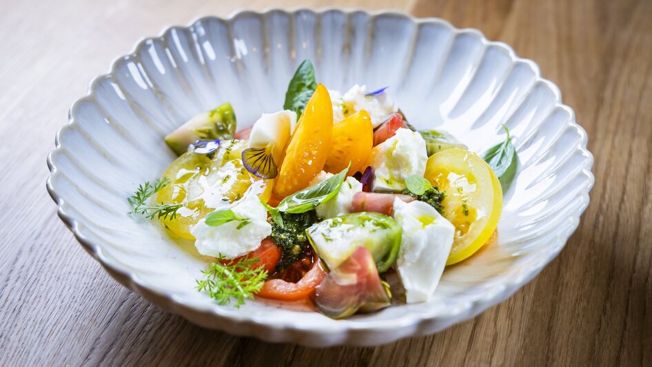 Bunte Salatkomposition mit frischen Zutaten in weißer Schüssel. | © Kaiser Greissler - Werner Krug