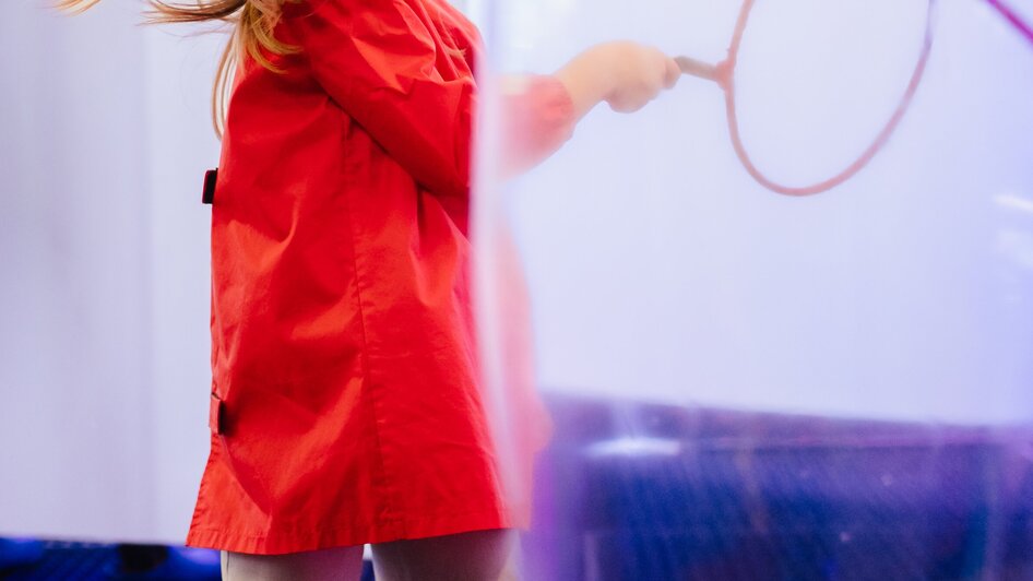Mädchen mit Seifenblasen in der Ausstellung "Seifenblasen Träume" im Kindermuseum FRida & freD