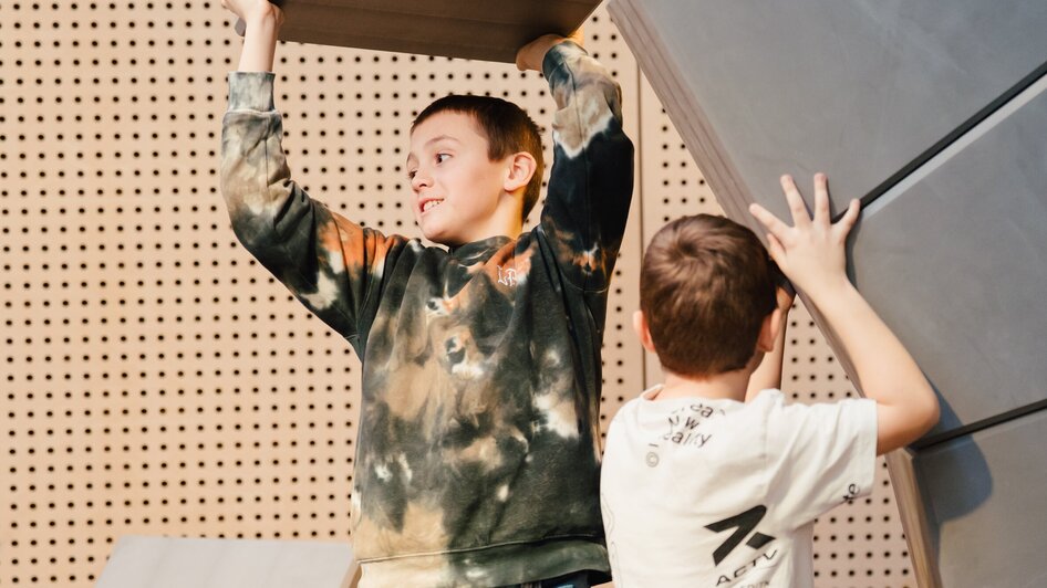 Zwei Buben in der Ausstellung "Damals 1410" im Kindermuseum FRida & freD