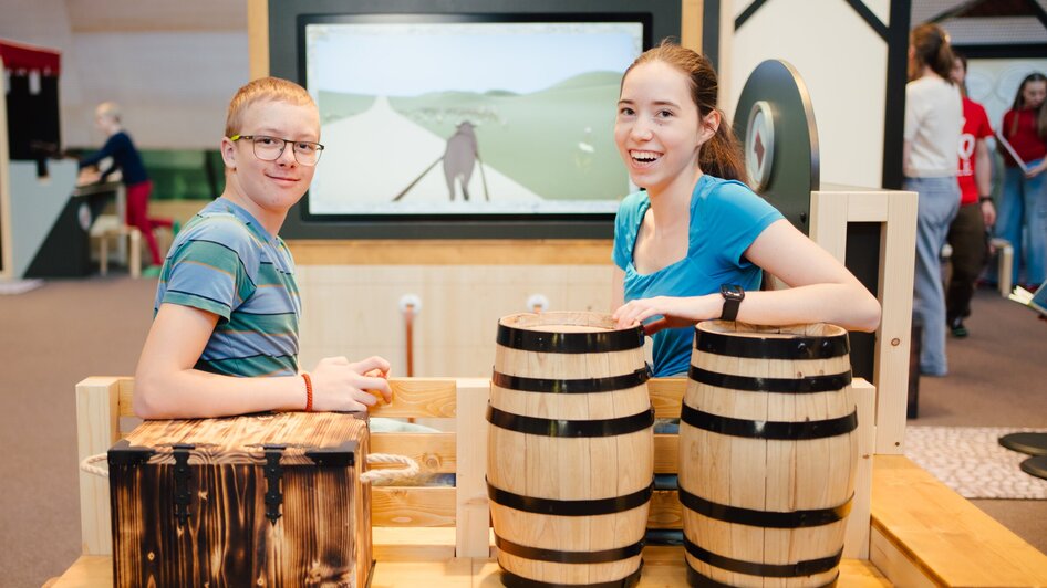 Ein Junge und ein Mädchen in der Ausstellung "Damals 1410" im Kindermuseum FRida & freD