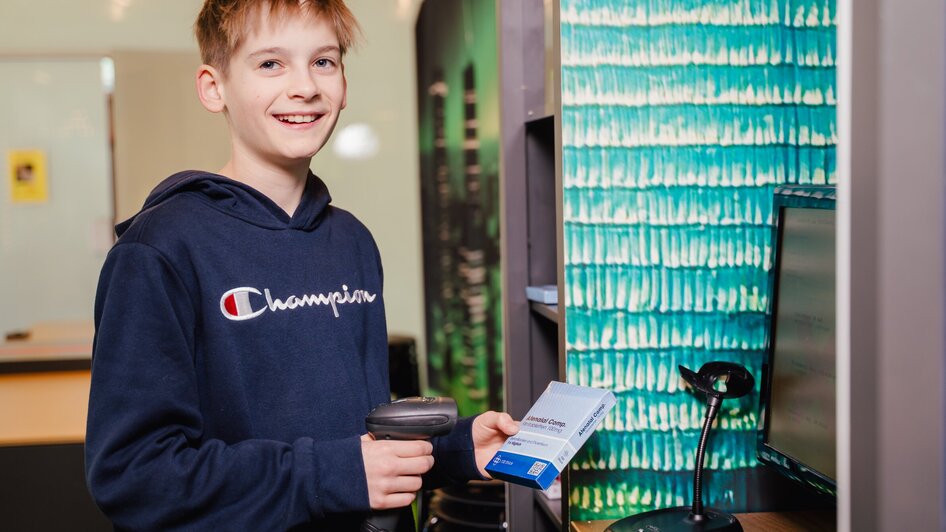 Bub mit Scanner im Mikrohausen Labor im Kindermuseum FRida & freD